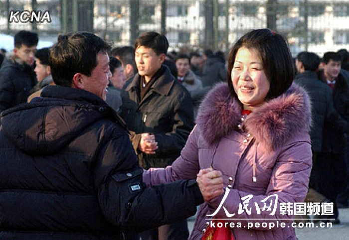 朝鲜各地青年学生24日举行舞会，庆祝金正日出任朝鲜人民军最高司令官21周年暨金正恩祖母、金正日之母金正淑诞辰95周年。（朝中社图片）