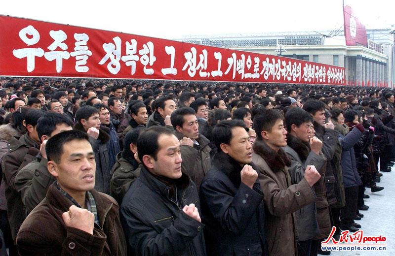 当地时间2013年1月5日，朝鲜平壤，10万民众在金日成广场上集会，积极响应金正恩在新年贺词中提出的政策和计划。（图片来源：东方IC 版权所有 违者必究）