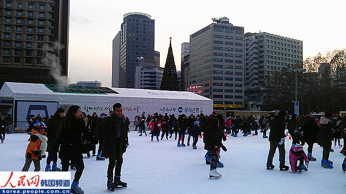首尔广场露天溜冰场（摄影：实习记者 彭巾妮）