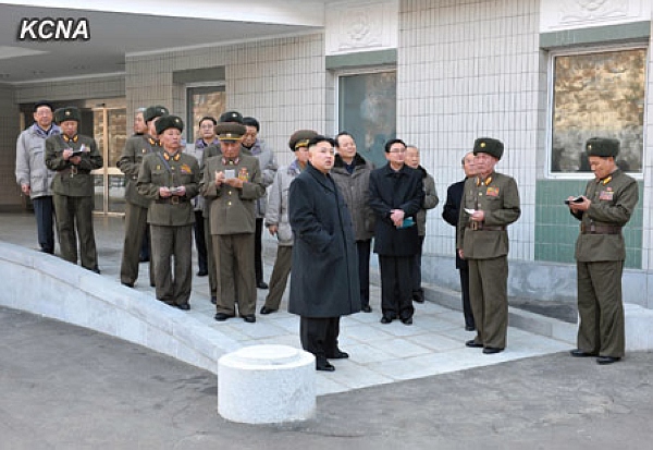 朝鲜最高领导人金正恩近日视察了朝鲜人民军在建的大城山综合医院。（朝中社图片）