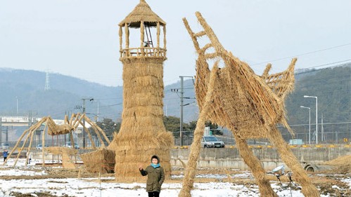 韩国艺术家用稻草诠释艺术   