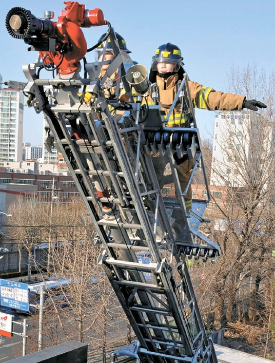 【图文】韩国消防员登高架梯训练- 中国日报网
