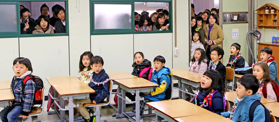 韩国小学生入学式家长心情激动期望满满