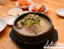 韩味STYLE美食——参鸡汤参鸡汤作为韩国美食之一，是用整只鸡加上人参、大枣、生姜、大蒜等熬制而成。参鸡汤有利于恢复体力，并且富含脂肪酸对改善皮肤也很有帮助。