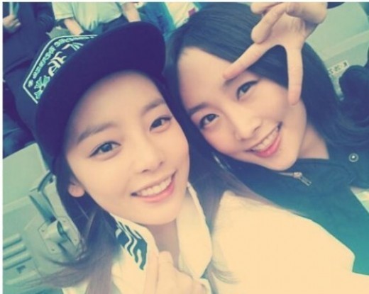 Kara组合成员具荷拉妮可晒鸟叔演唱会自拍