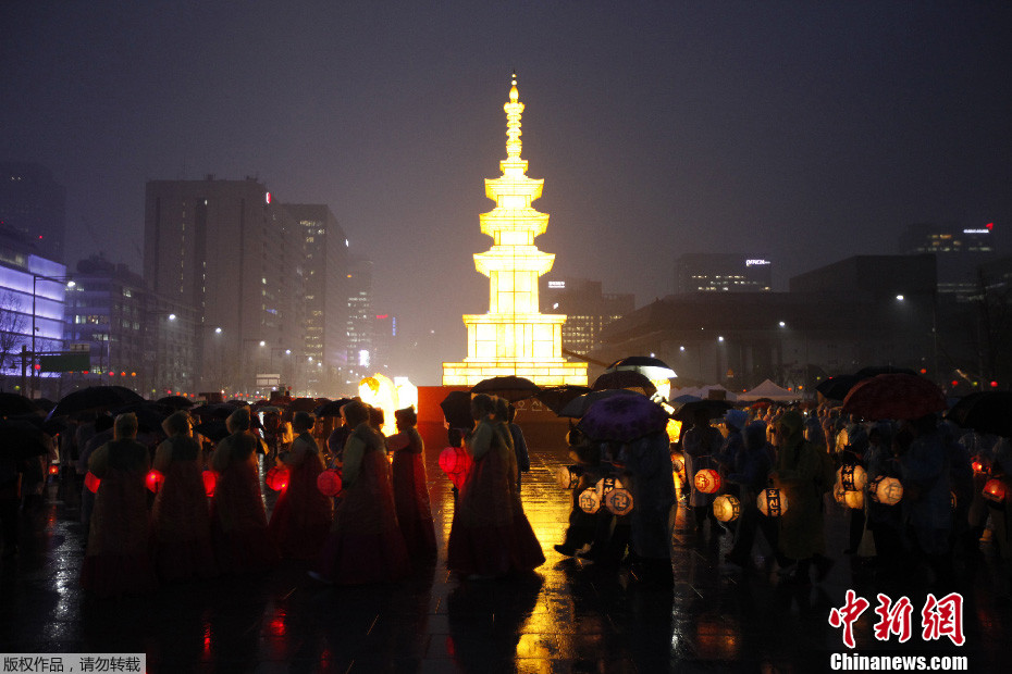 韩国举行传统点灯仪式 迎接佛诞节到来 