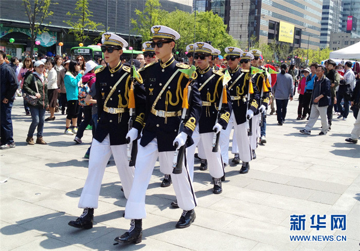 5月5日,英姿飒爽的韩国青年仪仗队为儿童节增添了不少气氛.