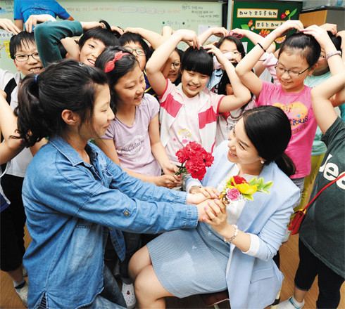 5月15日韩国教师节 小学生送康乃馨谢师恩