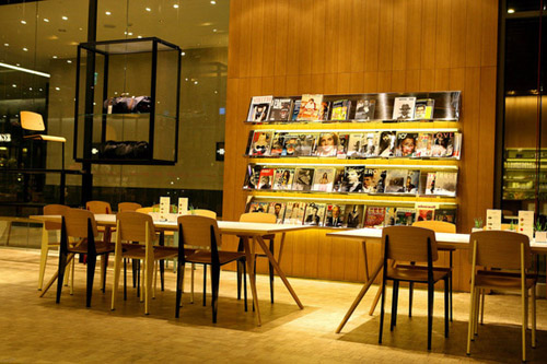 融购物休闲时尚为一体的韩国咖啡店 这里陈列着店内的各种小饰品、还有化妆品，当然也有店主从各处购来的世界品牌。