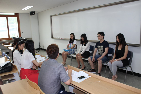 全韩学联艺术团负责人面试参加招新的同学