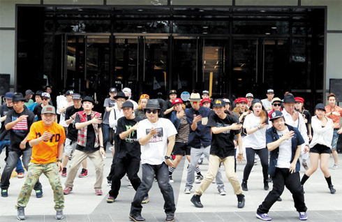 首尔街头现快闪街舞 众人齐跳杰克逊舞蹈(图)