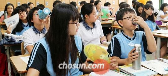 韩国：“蒸笼教室”中与酷暑作战的孩子们图片来源：韩国《朝鲜日报》