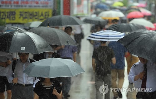 暴雨席卷韩国  酷暑中旬来临图片来源：韩联社
