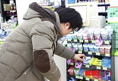韩国大学生打工实际工资近半数未达最低工资标准  图为正在便利店工作的韩国大学生。图片来源：NEWSis