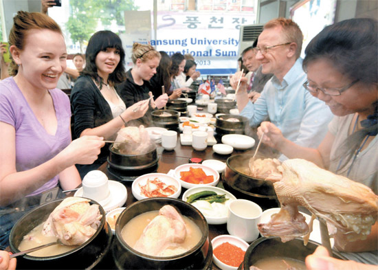 外国大学生体验韩式养生文化-集体品尝参鸡汤图片来源：韩国《中央日报》