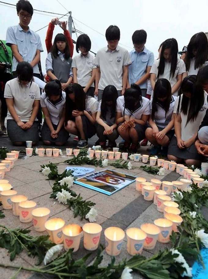 韩国网友留言悼念遇难中国女生图为韩国中学生纪念韩亚客机失事遇难者哀悼仪式现场