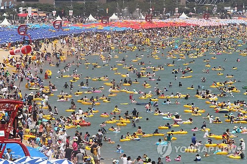 韩国夏季避暑客暴增 预计交通堵塞问题严重 图为韩国釜山海云台海水浴场避暑客蜂拥而至的场面。图片来源：韩联社