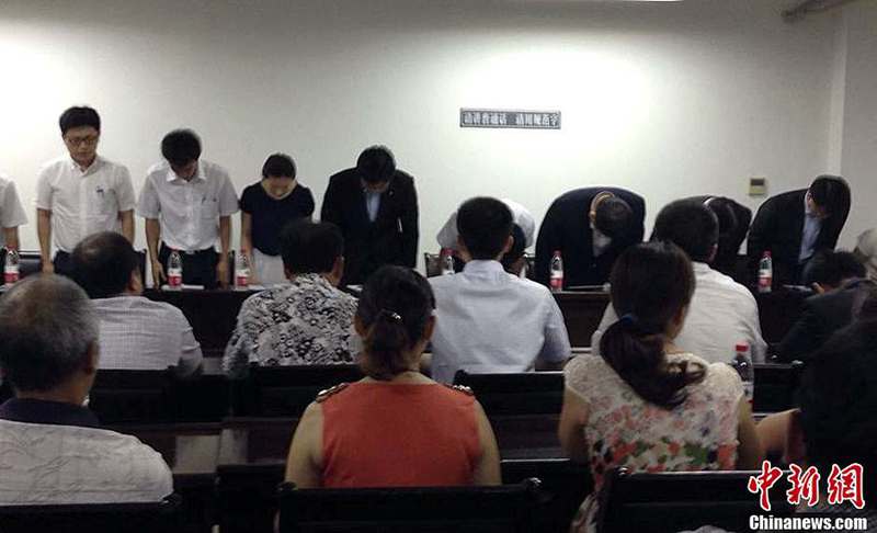 韩亚航空公司代表向江山中学学生家长鞠躬道歉（中新社发 邵燕飞 摄）