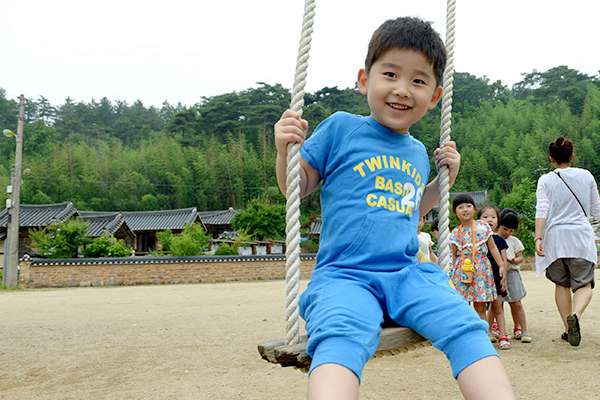韩国“开室村”——别样“农家乐之旅”图为在开室村里，孩子们正在高兴地荡秋千。图片来源：韩国《朝鲜日报》