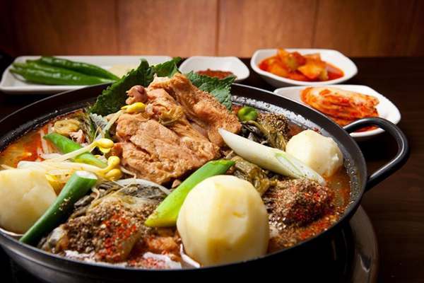 品韩国美食“土豆汤” 游“熊津游乐城”图为韩国代表平民美食土豆汤。