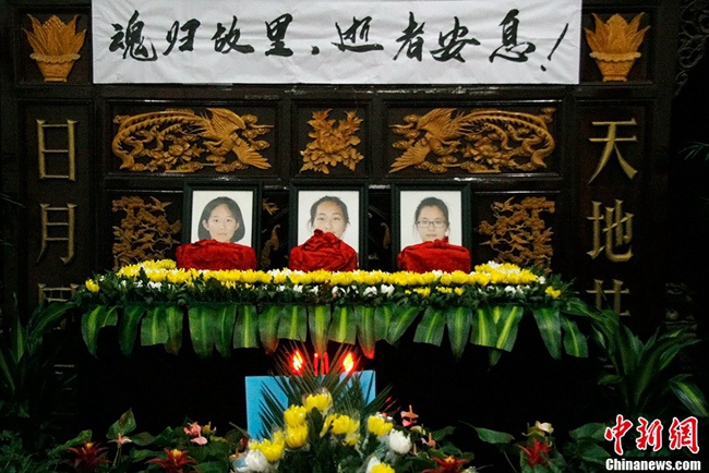 韩亚空难遇难者家长带女儿“回家”（图片来源 中新社）