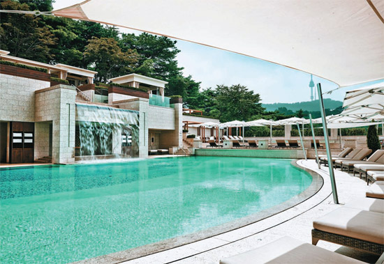 韩国新罗酒店投入835亿韩元装修 今日重新开业图为新罗酒店中四季户外游泳场的全景。