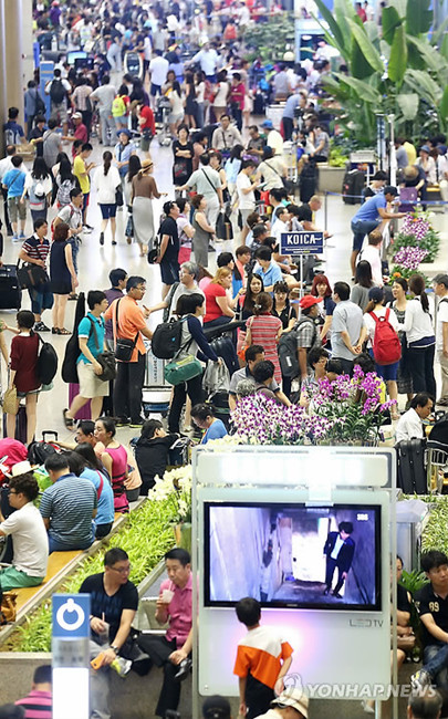 韩国人夏日休假季来临   仁川机场人头攒动韩联社图片