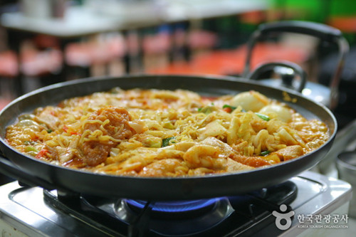 韩语单词统一外语标记 泡菜、炒年糕终于“名正言顺”图为韩国年糕火锅。图片来源：韩国观光公社