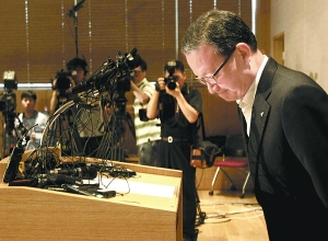 韩亚空难索赔 异国不同价图为韩亚航空总裁尹永斗在记者会上鞠躬致歉。