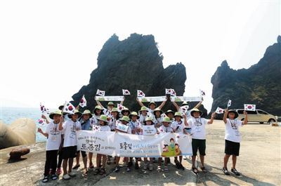 韩国在野党领袖登独岛 谴责日本美化侵略历史12日，韩国一队儿童登上独岛宣示主权。