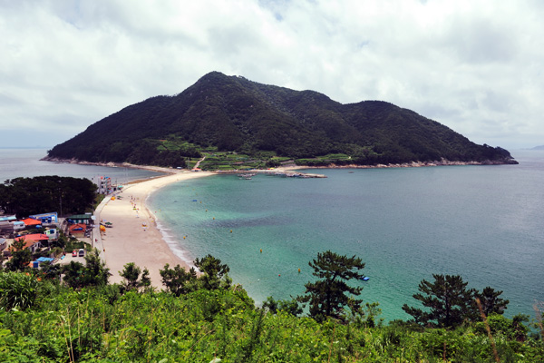 走，去美丽的韩国南海休假漂浮在闲丽海上的极具异国情调的“比珍岛”，以及该岛上的“比珍岛珊瑚光海边”。