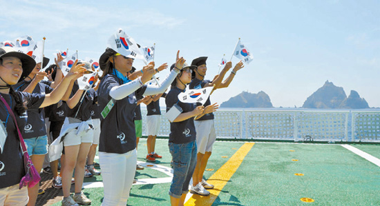 80名韩国大学生登“独岛”，表演快闪。