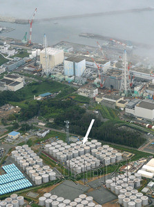 图为8月20日下午5点10分从直升机拍到的发生污水泄漏的福岛核电站地上储罐（箭头所指处）。