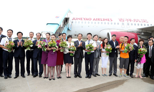 8月31日，襄阳至上海定期航线正式开通后首批访韩的中国游客们受到韩方的热烈欢迎