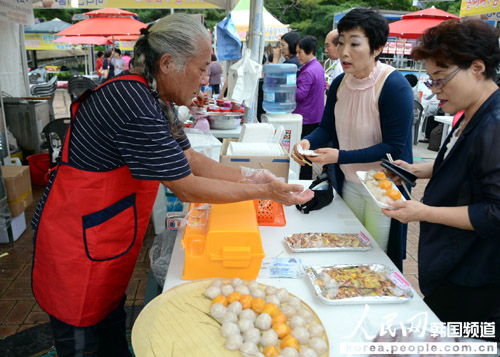 正在销售土豆年糕等江原道特色农产品。