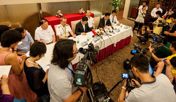 沙钢船务全球追索海航资产 海航表示搁置纠纷先善后要紧图为9月15日，海航就“海娜号”事件在北京召开新闻发布会。（新华社记者 张宇摄）