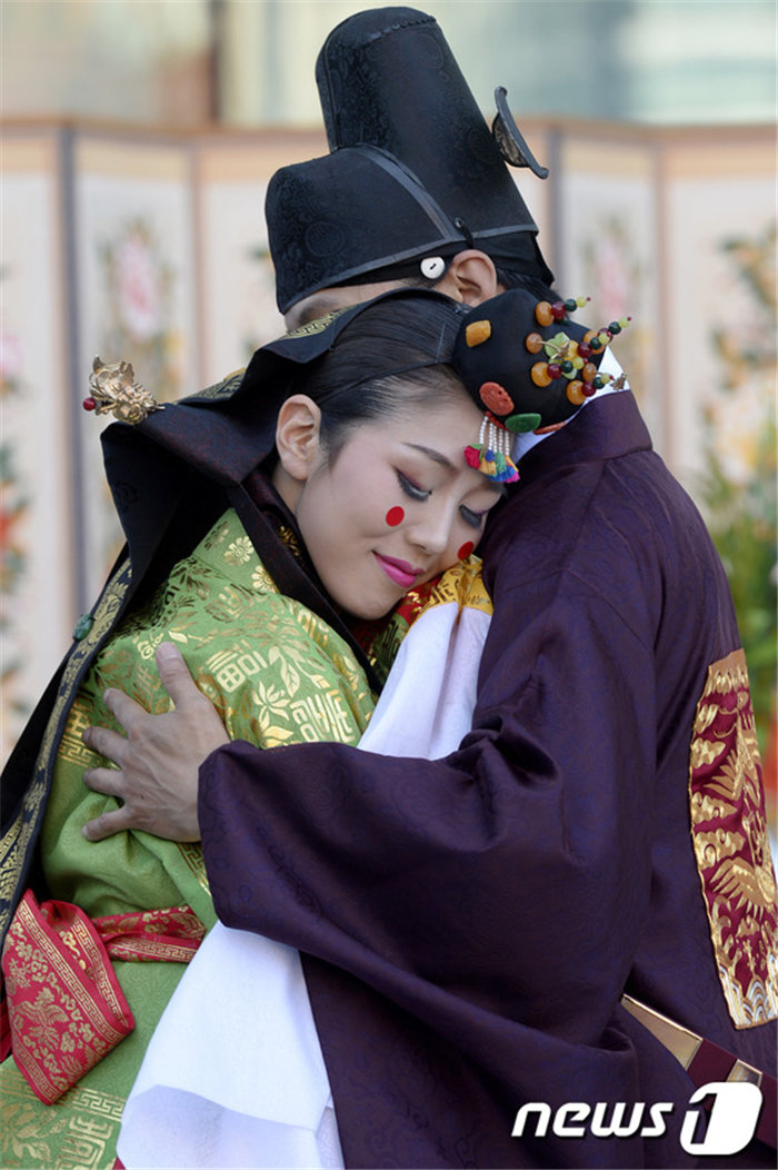 韩国举办“传统婚礼再现”活动图片来源：韩国news1