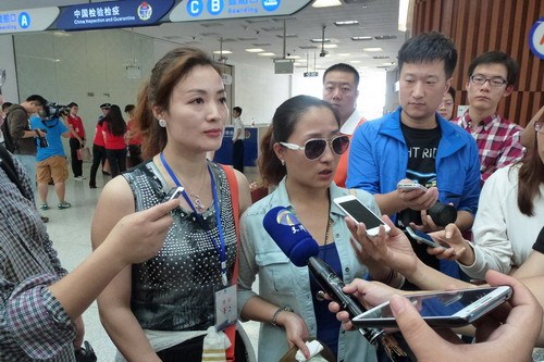 海娜号部分乘客不满赔偿方案 称滞留期间无尊严图为被扣韩国的“海娜号”邮轮18日上午抵达天津东疆国际邮轮母港。