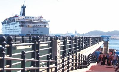 9月16日，在韩国济州港，中国游客离开“海娜号”邮轮，准备乘机回国。新华社发