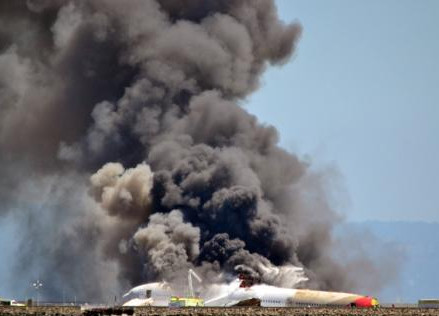     一架韩亚航空公司的波音777型客机当地时间7月6日11点半在美国旧金山国际机场着陆时失事，机尾折断，引发大火。图为飞机失事引发大火。（资料图）