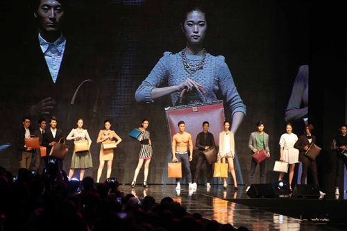 图为开幕当天举行的名为“12935”的服装秀。图片来自韩联社