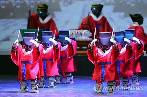 穿着韩服的机器人正在演奏韩国传统祭祀音乐——宗庙祭礼乐。韩联社图片