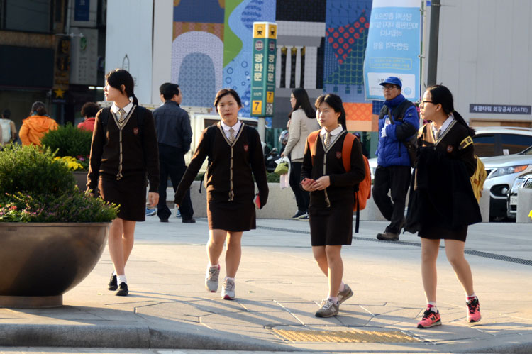 韩国冬季校服怎么搭_韩国高中女生校服