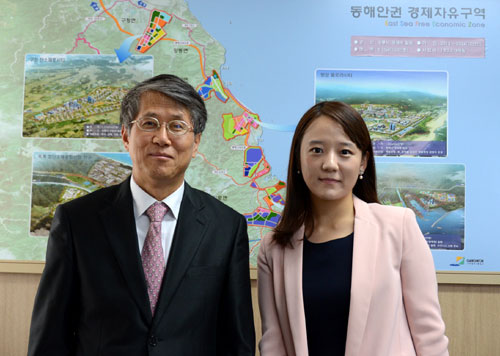 人民网记者金妸俍与韩国东海岸圈经济自由区域厅长金东秀合影