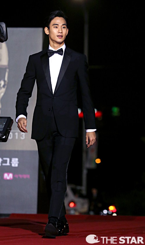 【组图】金秀贤参加大钟奖电影节 绅士品格霸