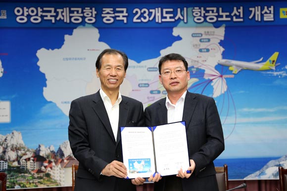 11月13日，江原道知事崔文洵（左）与韩国真航空总经理马元（右）签署协议，拟开通襄阳国际机场至中国23个城市的航线。