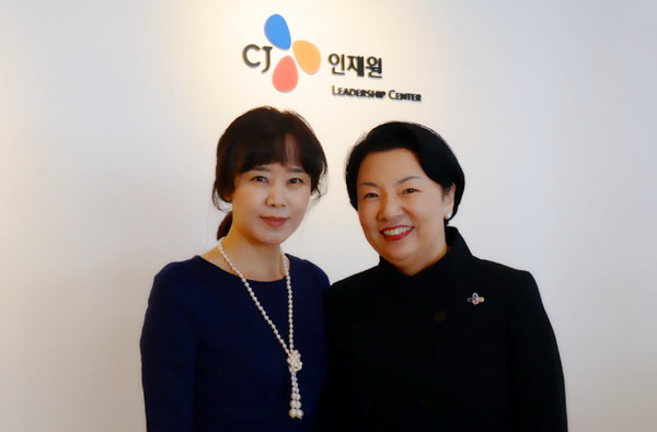CJ企业社会价值部负责人闵喜卿（右）与人民网韩国新闻分社负责人周玉波（左）合影