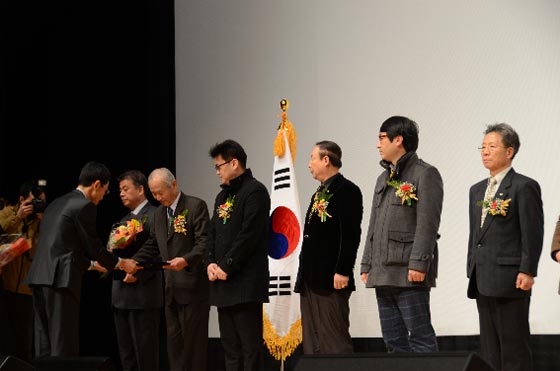 “2013年江原文化大庆典”表彰对江原文化院发展有贡献的人士。
