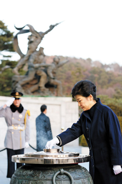 【组图】迎接新年 朴槿惠参拜韩国国立公墓
