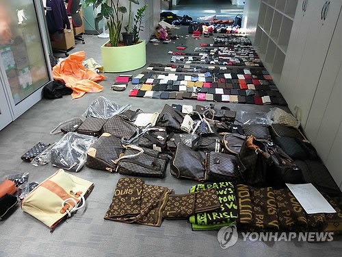 图为被韩国警方查获的假冒伪劣商品。图片来源：韩联社